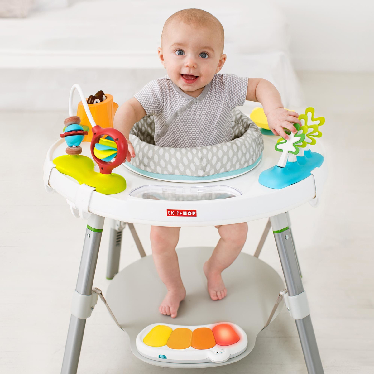 Skip Hop Table D Activites Evolutive Multi Fonctions Mes Premiers Jouets Skip Hop Sur L Armoire De Bebe