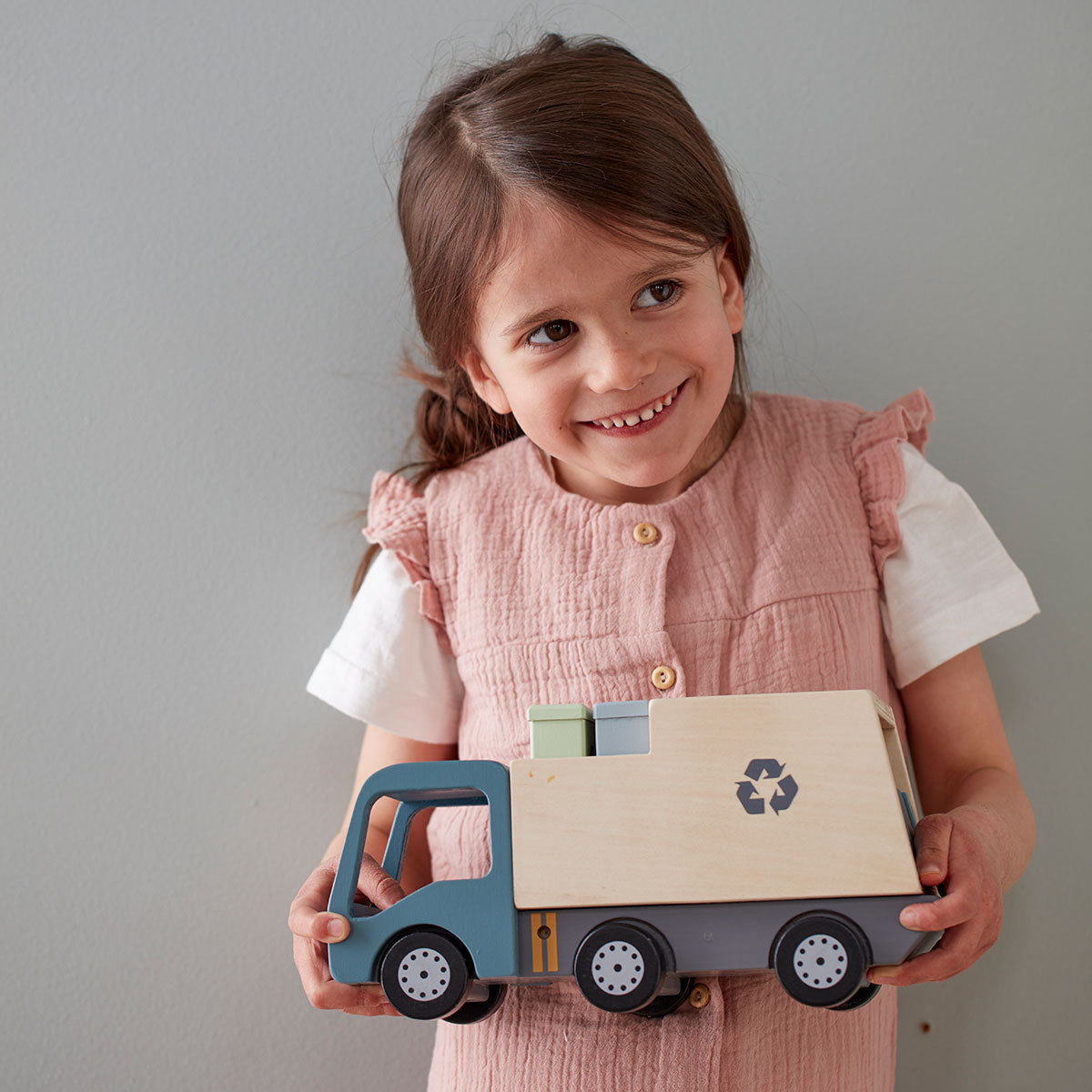 Kid S Concept Camion A Ordures Aiden Mes Premiers Jouets Kid S Concept Sur L Armoire De Bebe