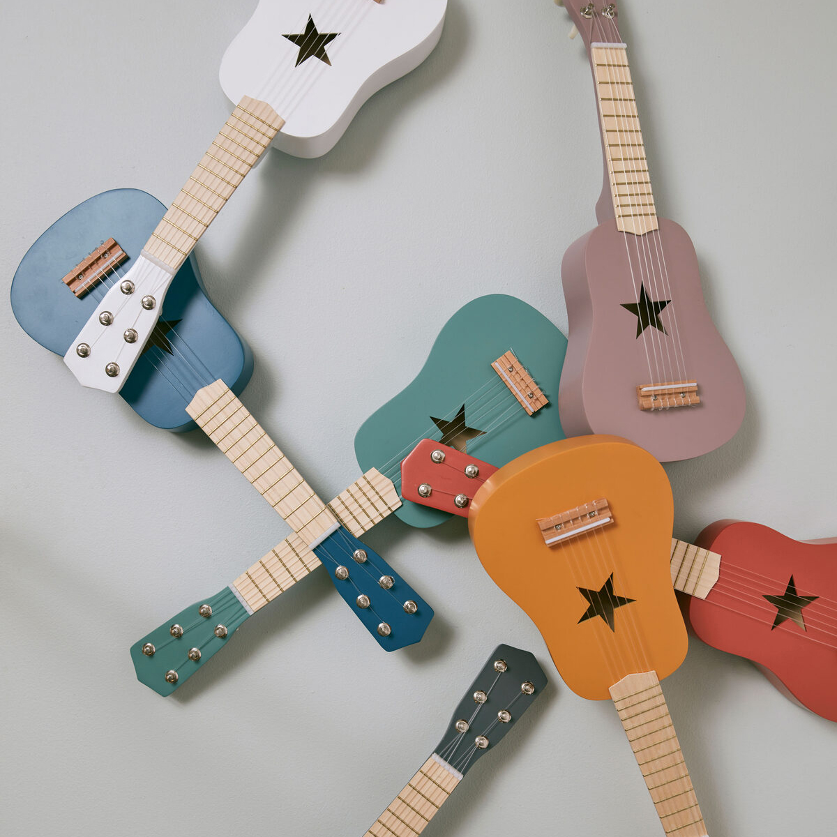Kid's Concept Guitare - Rouge - Mes premiers jouets Kid's Concept sur  L'Armoire de Bébé