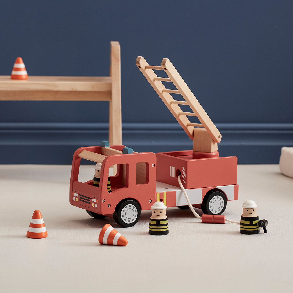 Kid's Concept Camion de Pompier Aiden - Mes premiers jouets Kid's Concept  sur L'Armoire de Bébé