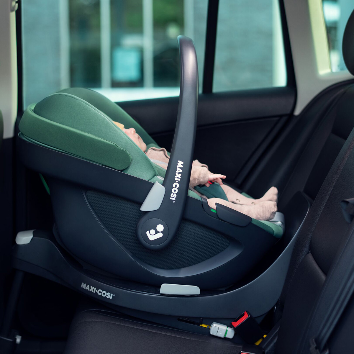 Bien installer un siège auto coque (cosy) avec la ceinture en moins de 2  min. 