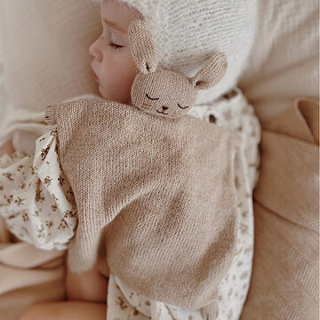 Doudou Plat Tricoté Lapin - Sable (Main Sauvage) - Image 3