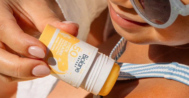 2 articles de la gamme solaire Biolane achetés = une paire de brassards offerts !