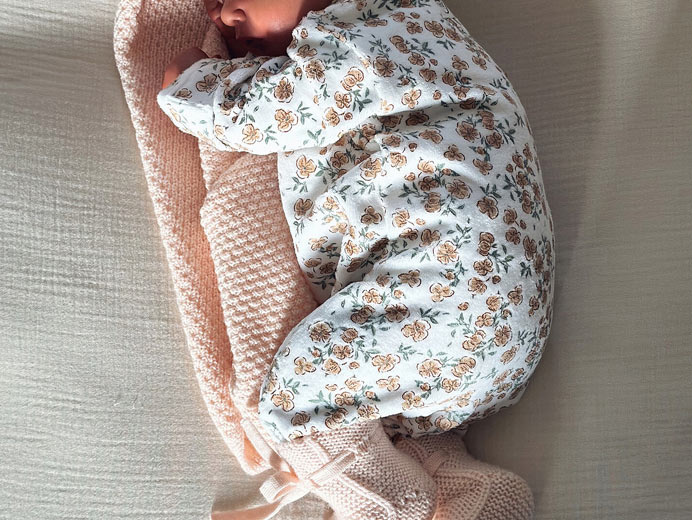 Comment bien choisir la première tenue de bébé selon la saison ?