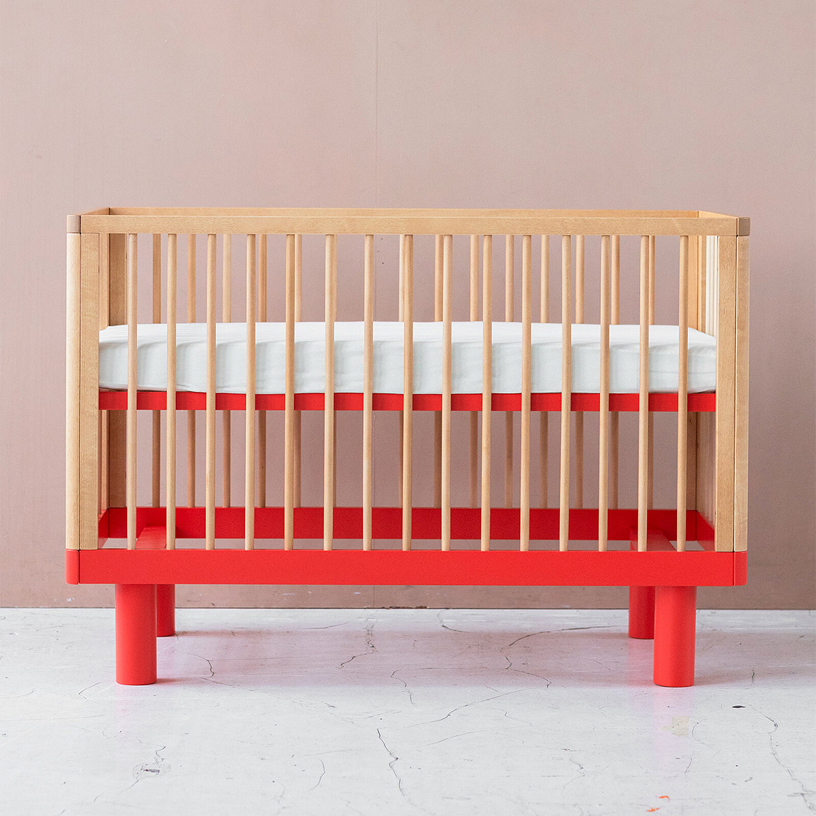 Lit Bébé Evolutif Nox Bois Naturel et Rouge - 60 x 120 cm Karl & Fric