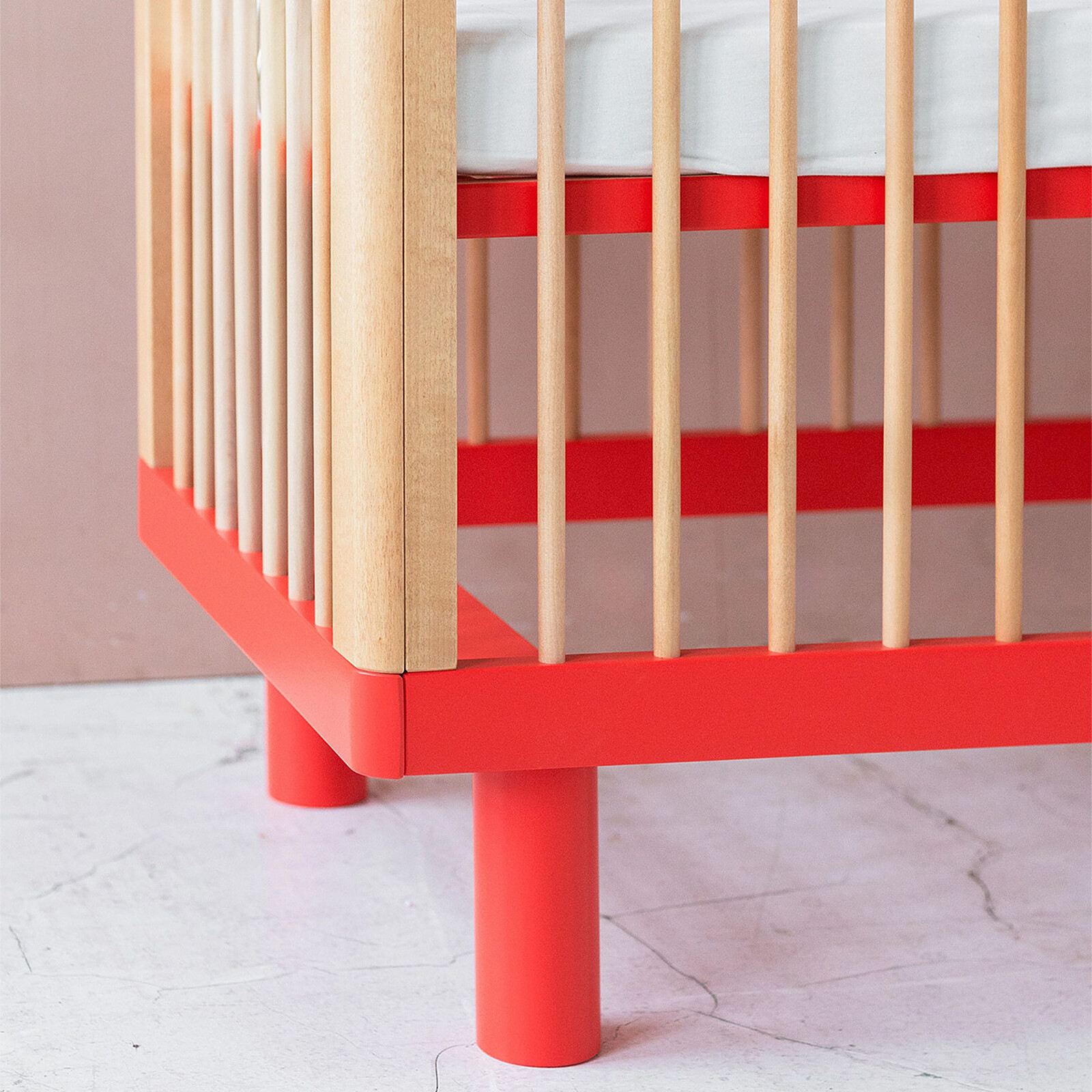 Lit Bébé Evolutif Nox Bois Naturel et Rouge - 60 x 120 cm pas cher