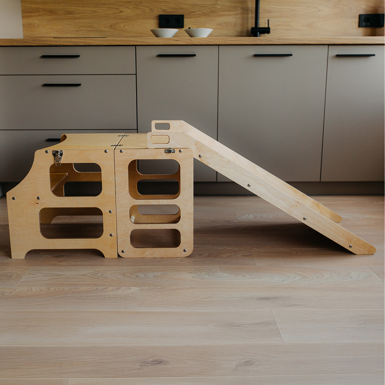 Tour de Cuisine Pliable en Bouleau avec Toboggan - Naturel Duck Woodworks