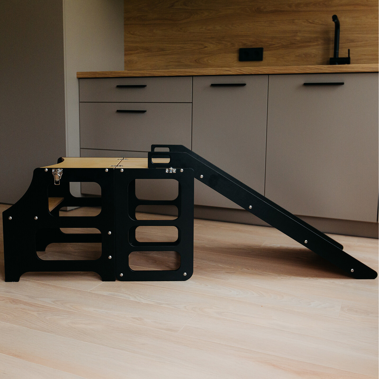 Tour de Cuisine Pliable en Bouleau avec Toboggan - Noir Duck Woodworks