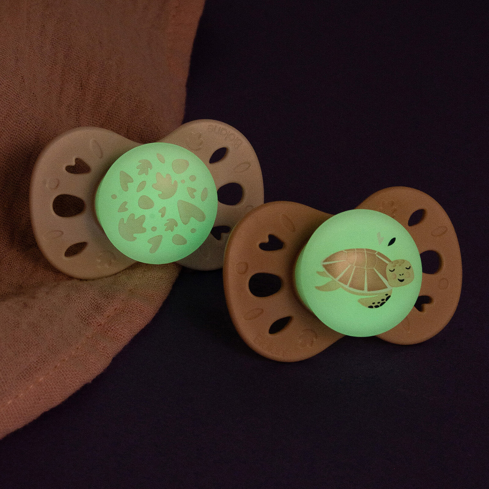 Lot de 2 Sucettes Anatomiques Nuit Beige Clair et Foncé - 0/6 Mois Biolane