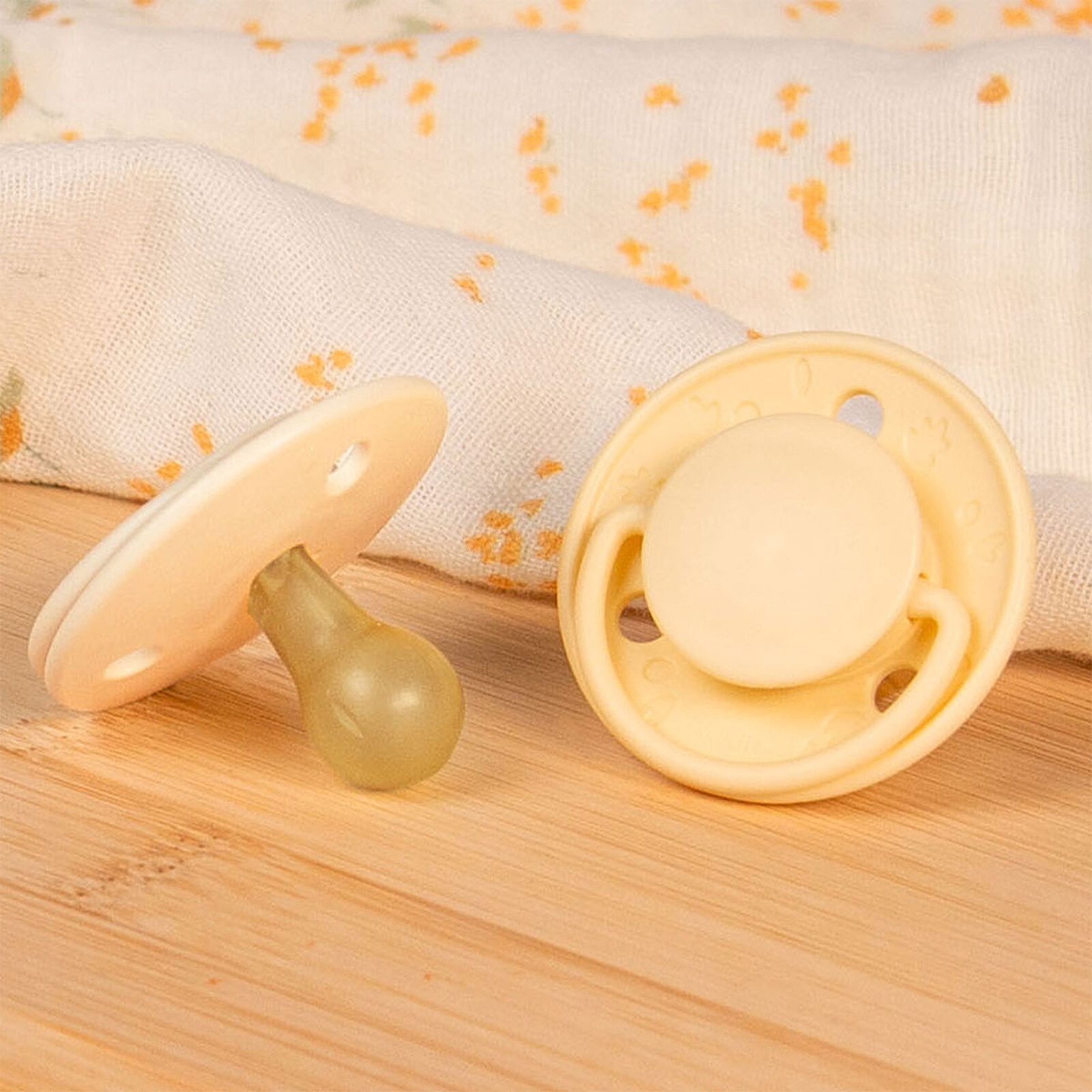 Avis Lot de 2 Sucettes Rondes Originale Jaune et Beige - 0/6 Mois