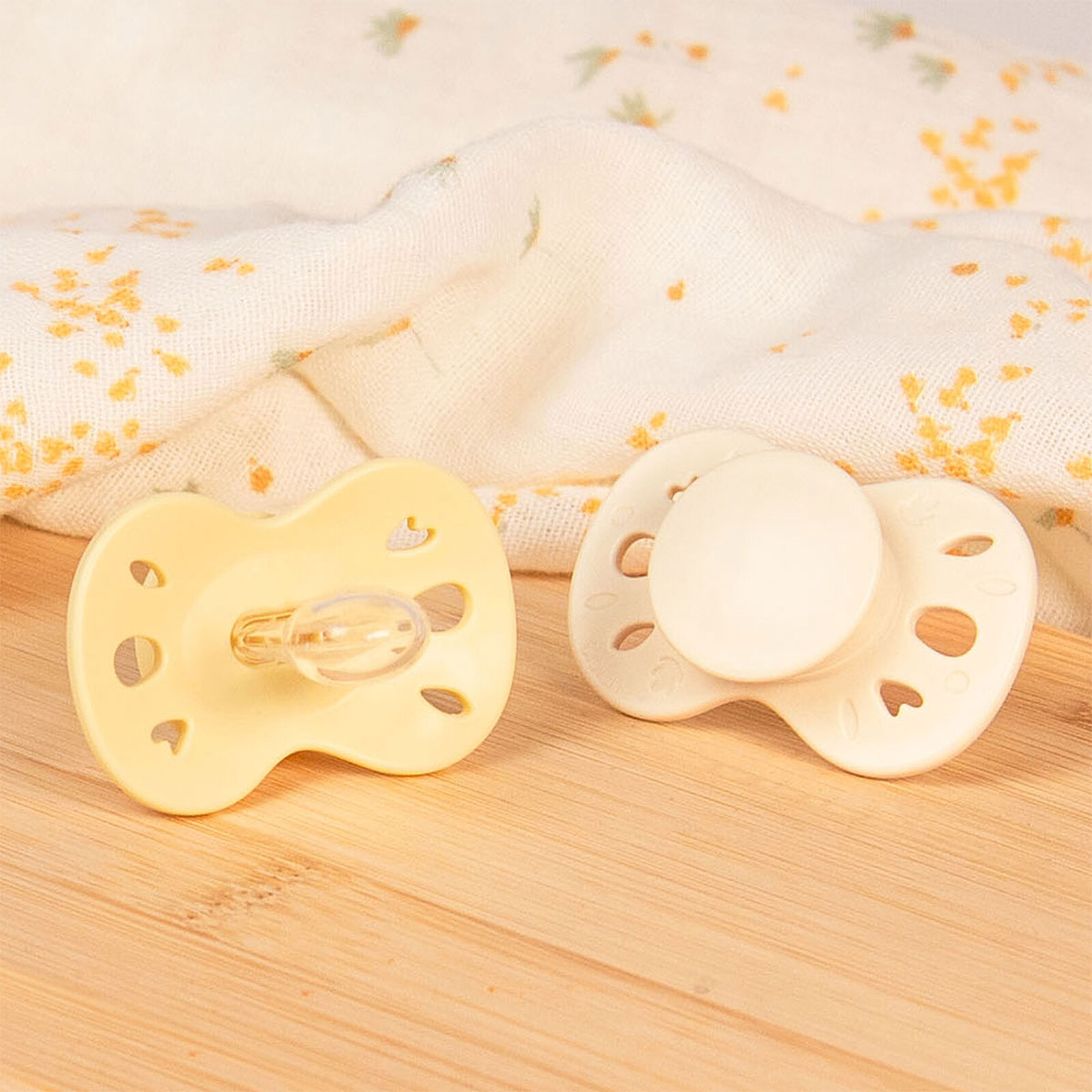 Avis Lot de 2 Sucettes Anatomiques Essentielle Jaune et Beige - 0/6 Mois