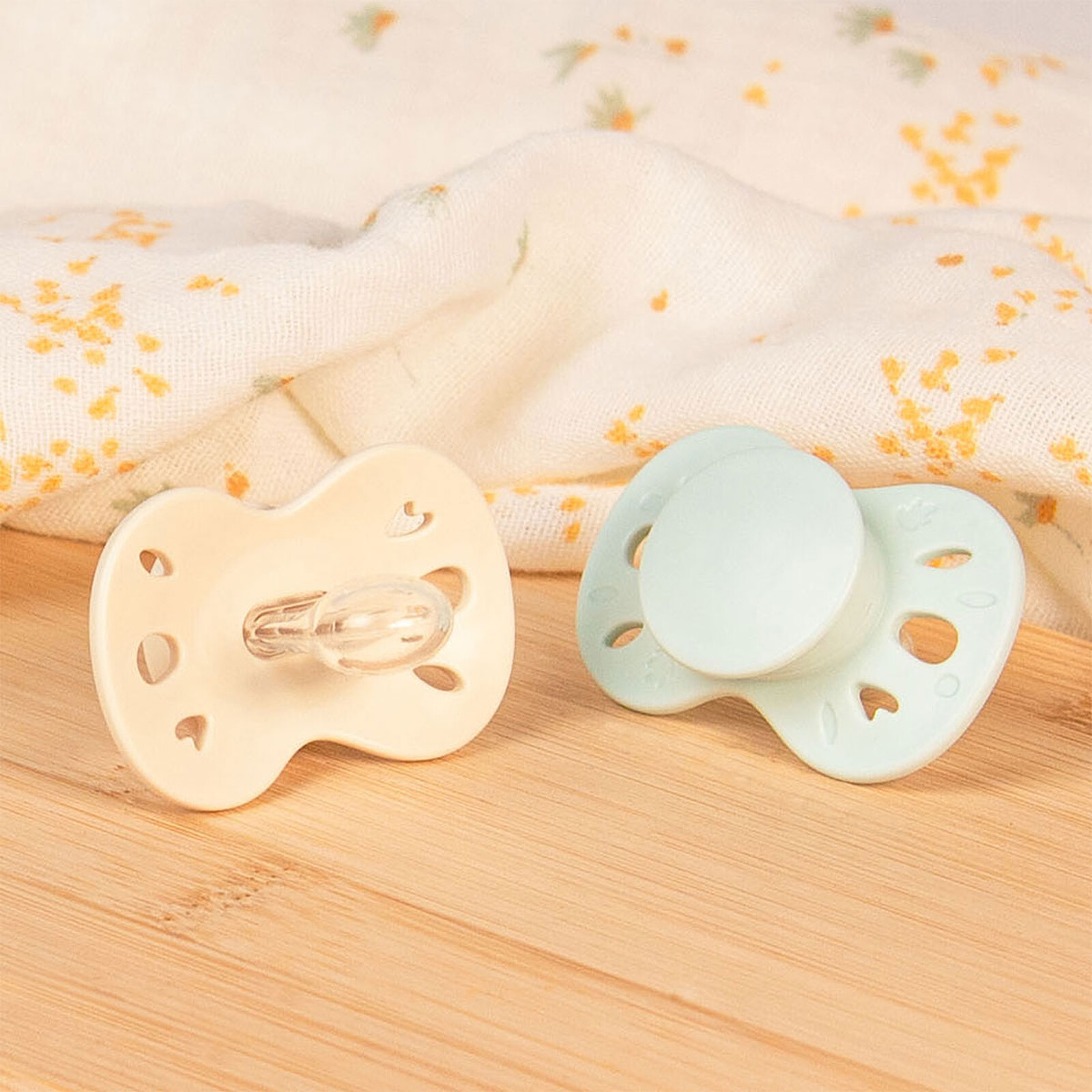 Avis Lot de 2 Sucettes Anatomiques Essentielle Vert et Beige - 6/18 Mois