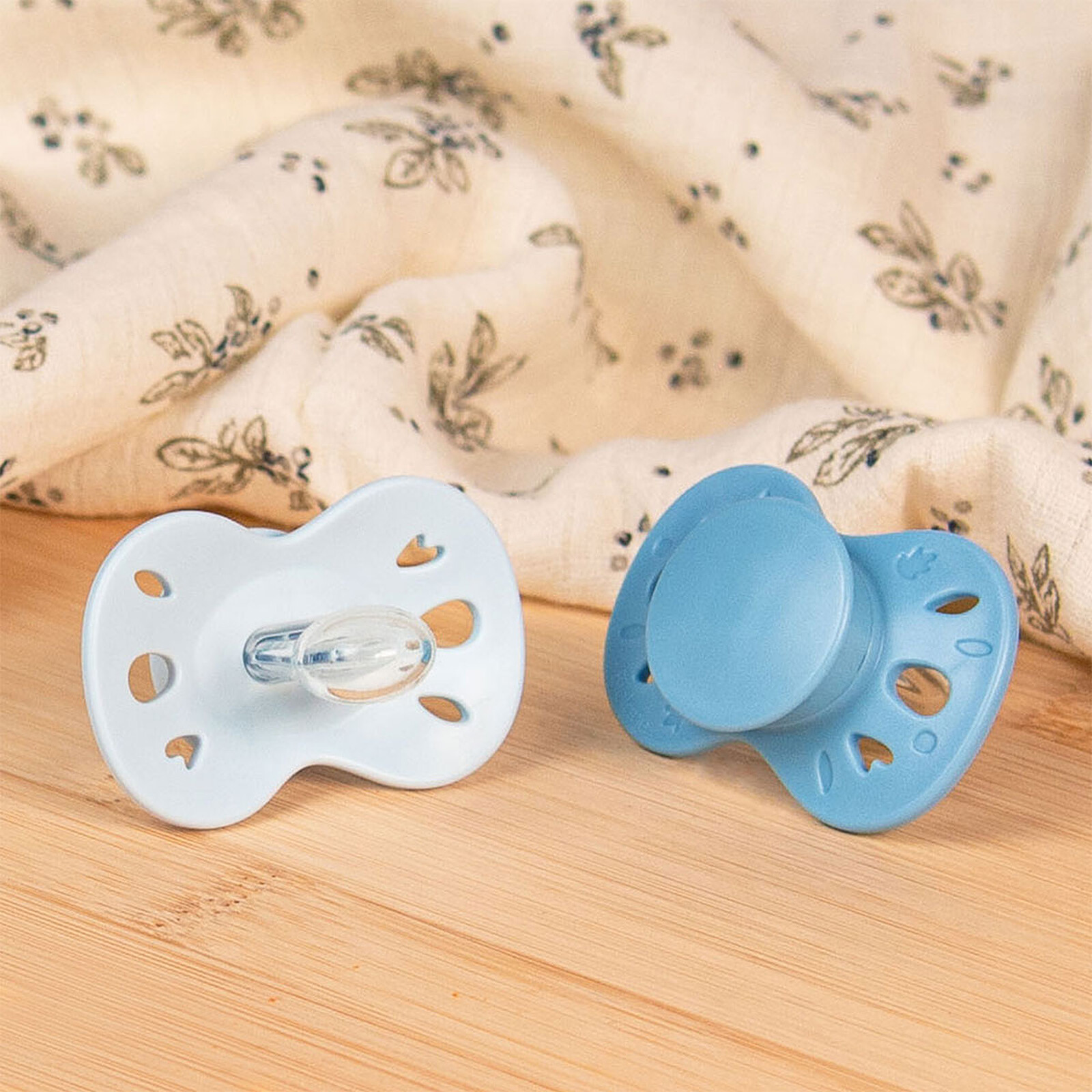 Avis Lot de 2 Sucettes Anatomiques Essentielle Bleu Clair et Bleu Foncé - 18 Mois +