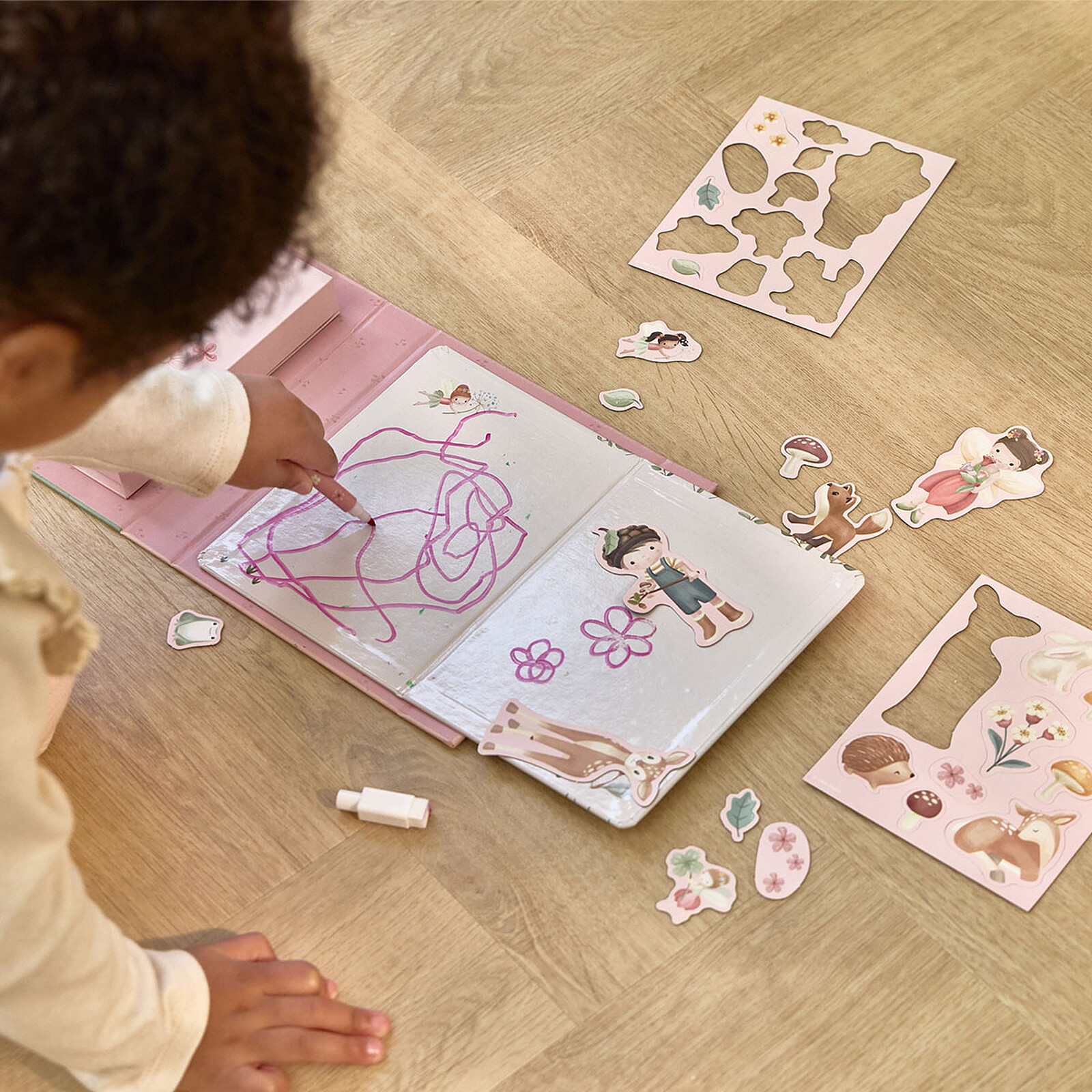 Avis Livre de Dessin Magnétique Rosa - Fairy Garden