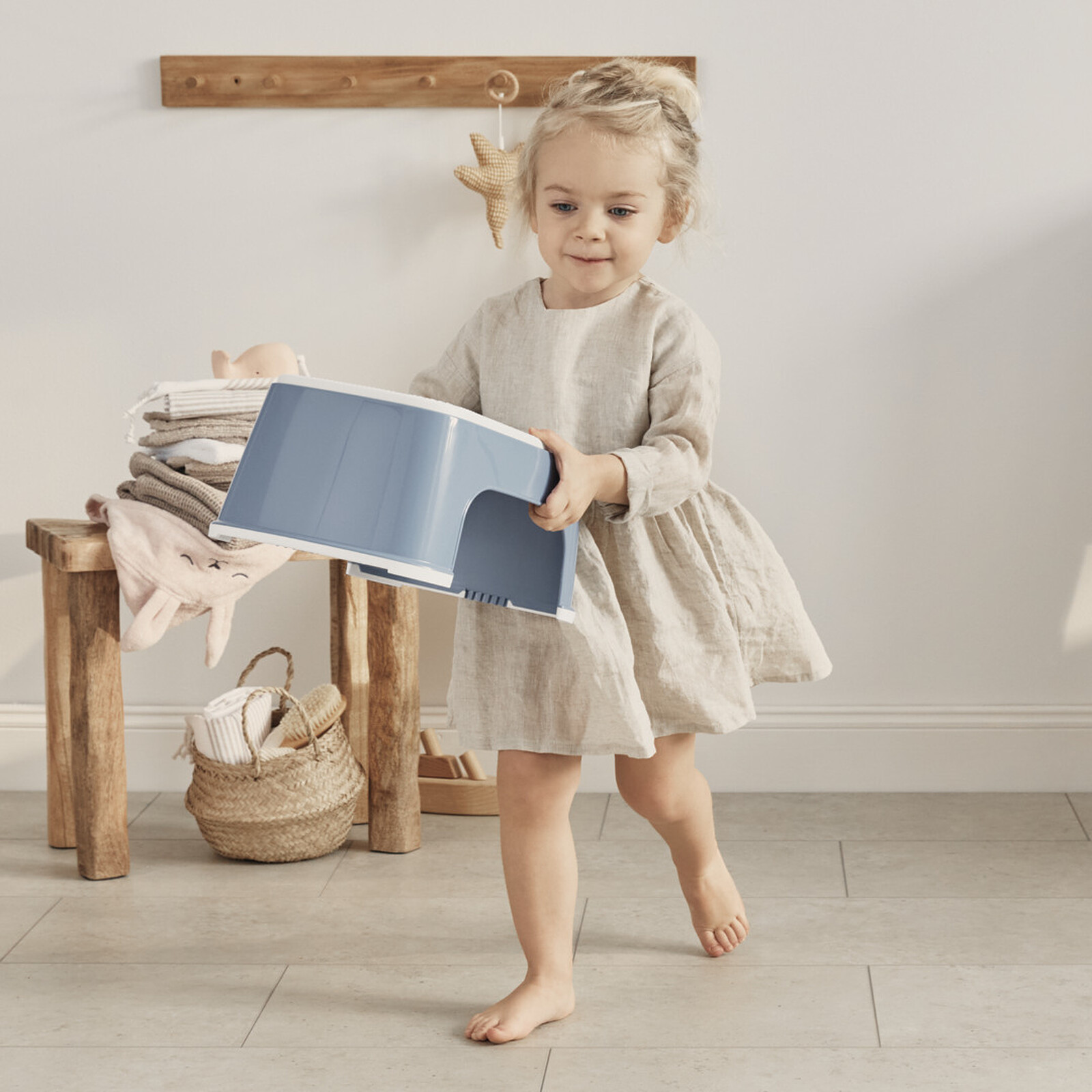 Marchepied - Bleu Profond et Blanc BabyBjörn