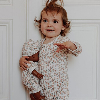 Poupée Petite Fille avec sa Tenue Velours - Californian Poppy Paola Reina