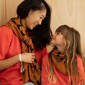 Foulard Adulte - Marron Coeurs Noirs