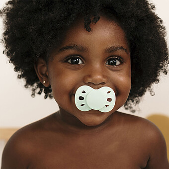 Lot de 2 Sucettes Anatomiques Essentielle Vert Clair et Vert Foncé - 18 Mois +