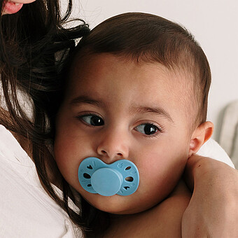 Lot de 2 Sucettes Anatomiques Essentielle Bleu Clair et Bleu Foncé - 18 Mois +