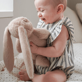Peluche Lapin Billie Latte Classic Stripes Camel - Medium
